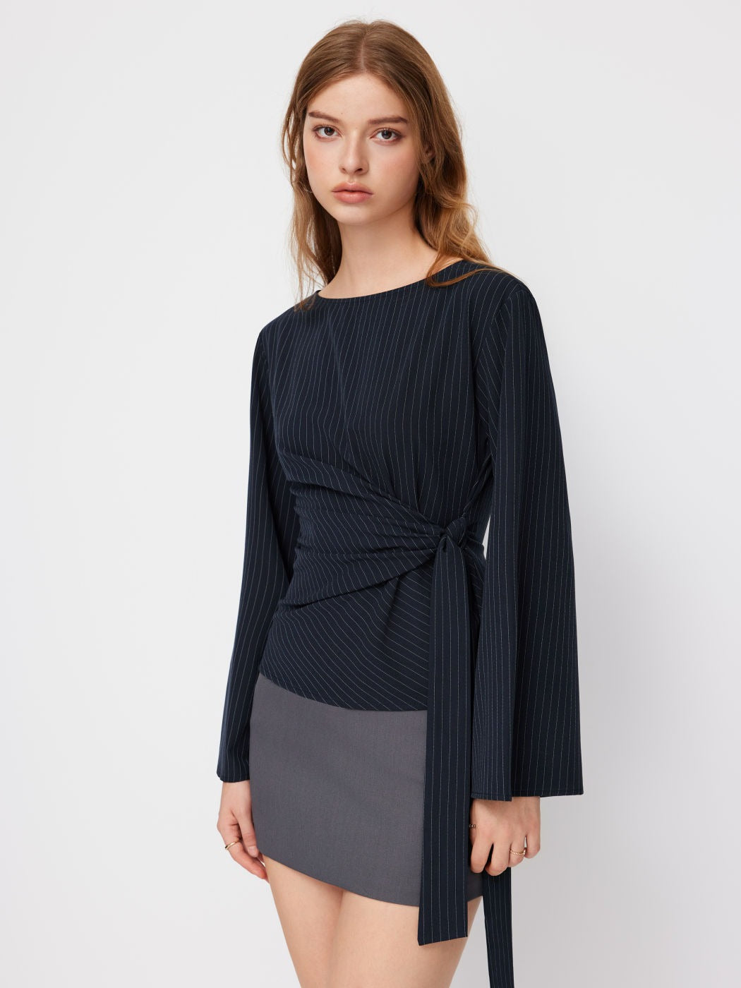 Top de rayas finas con lazo lateral – Cuello barco y mangas acampanadas