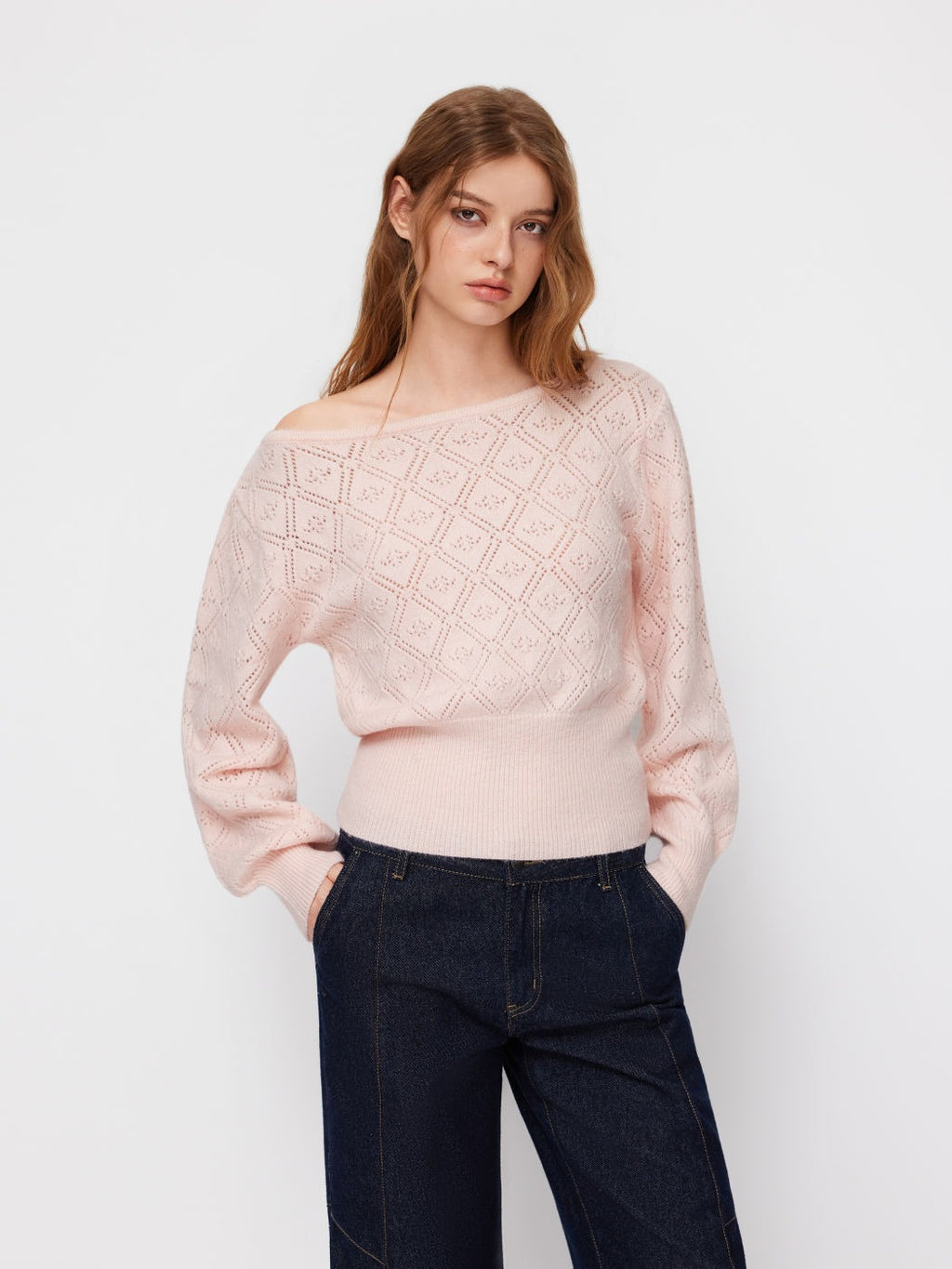 Jersey de punto rosa de hombro al descubierto