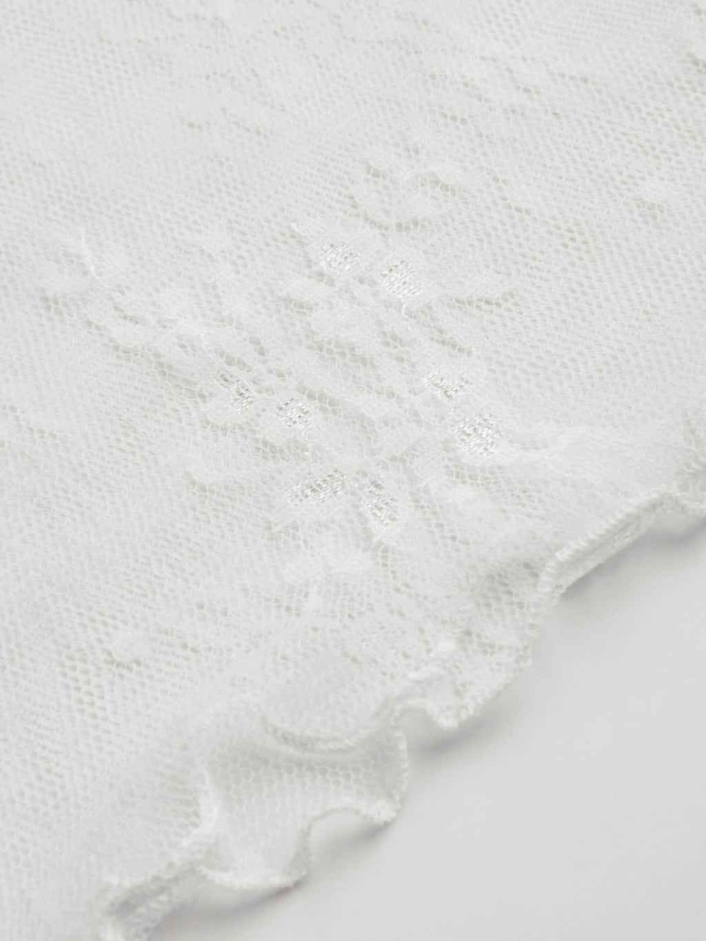 Top de encaje transparente blanco de cuello alto – Top ajustado floral