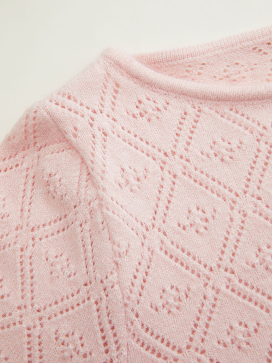 Jersey de punto rosa de hombro al descubierto