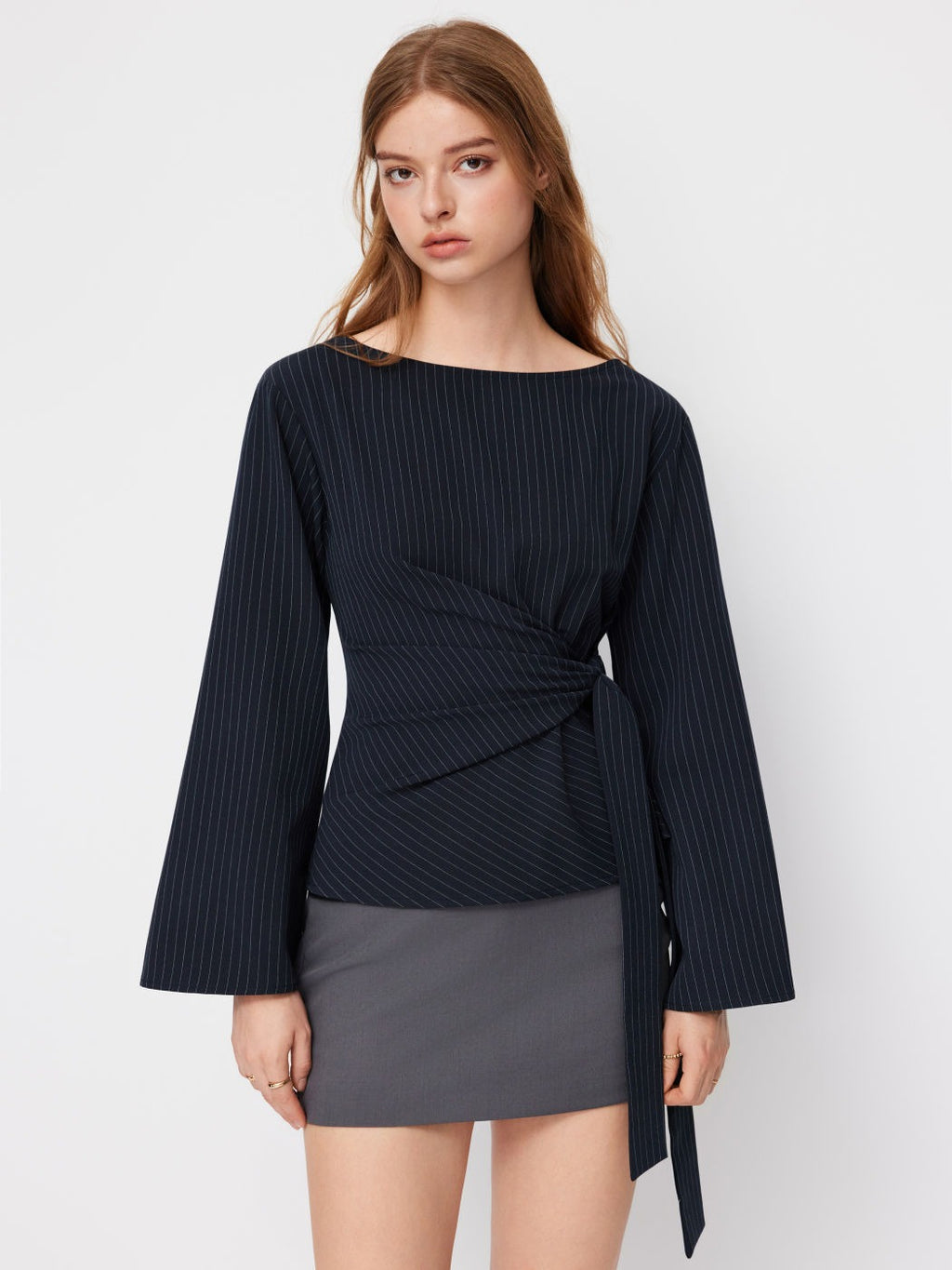 Top de rayas finas con lazo lateral – Cuello barco y mangas acampanadas